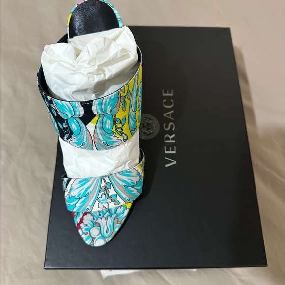 Versace shoes - Picture 3 of 3